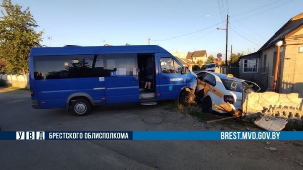 Маршрутка и такси жестко столкнулись сегодня в Бресте. Кто виноват Маршрутка и такси жестко столкнулись сегодня в Бресте. Кто виноват
