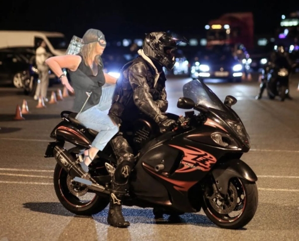 «Женщина-кошка» из Минска стала мемом. В автомобильных пабликах «пожар»