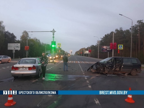 В Бресте на Московской сильно столкнулись автомобиль. ГАИ рассказала подробности В Бресте на Московской сильно столкнулись автомобиль. ГАИ рассказала подробности