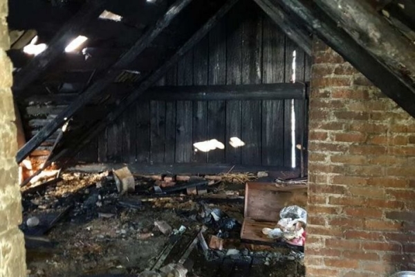 У семьи Татарицких из Кобрина сгорел дом, 5 человек остались в чем были. Людям нужна помощь У семьи Татарицких из Кобрина сгорел дом, 5 человек остались в чем были. Людям нужна помощь