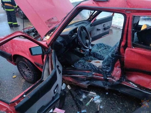 В Гродно женщина невнимательно выехала со стоянки наперерез Ford. Видео столкновения