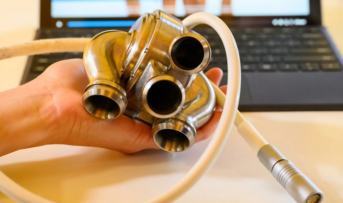 Искусственное сердце из титана бьется в груди живого человека Искусственное сердце из титана бьется в груди живого человека