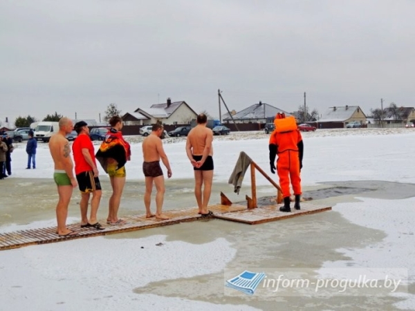 Крещенские купания прошли в Микашевичах (Брестская область) Крещенские купания прошли в Микашевичах (Брестская область)