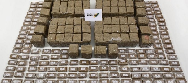 В Швейцарии задержали 28-летнего белоруса с 94 кг гашиша в машине В Швейцарии задержали 28-летнего белоруса с 94 кг гашиша в машине