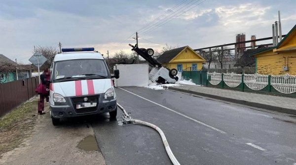Грузовик перевернулся в Березе, пострадал водитель Грузовик перевернулся в Березе, пострадал водитель