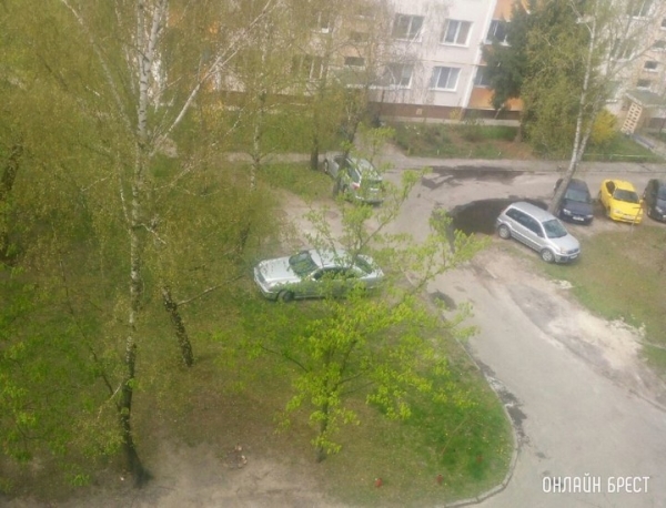 Работники ЖКХ будут жаловаться в ГАИ на нарушителей парковок во дворах. Ноухау в Лиде Работники ЖКХ будут жаловаться в ГАИ на нарушителей парковок во дворах. Ноухау в Лиде