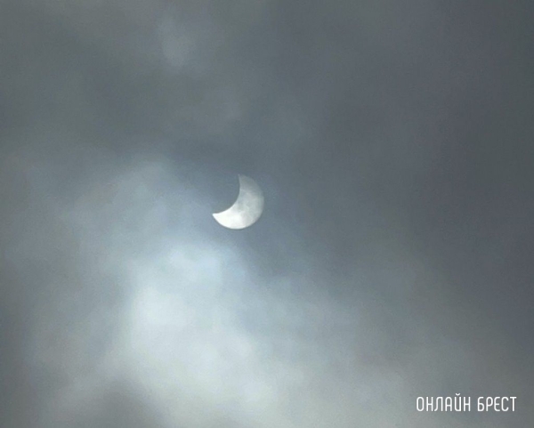 Сегодня брестчане наблюдали солнечное затмение. Видео от читательницы. Снято в 13:45
Сегодня брестчане наблюдали солнечное затмение. Видео от читательницы. Снято в 13:45