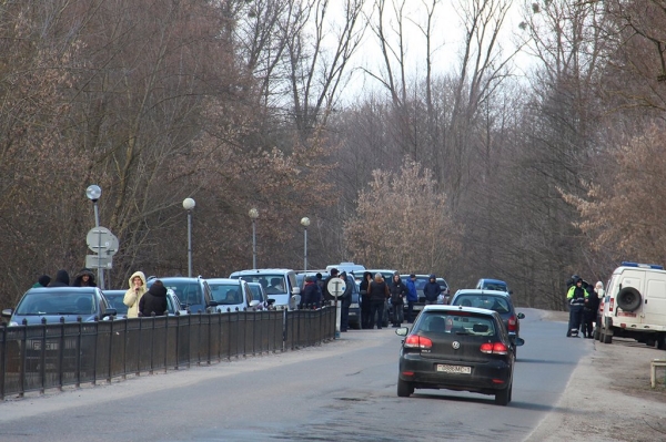 На границе в Бресте взялись за вклинивающихся «ждунов» и установили знак. Поможет?