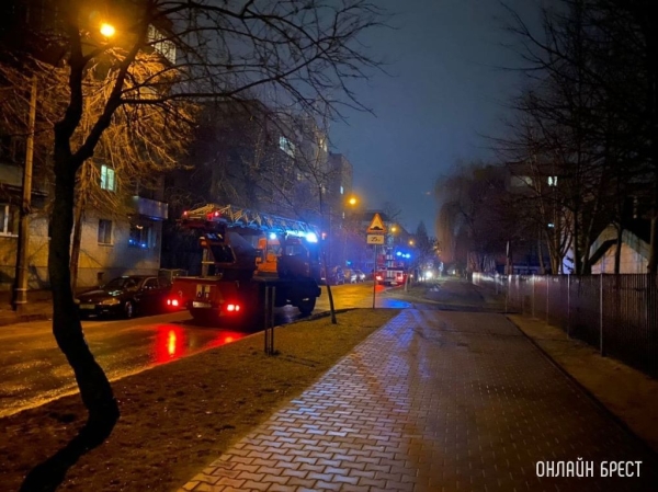 Спасательная техника может идти на таран, если машина преграждает проезд во дворе? В МЧС ответили