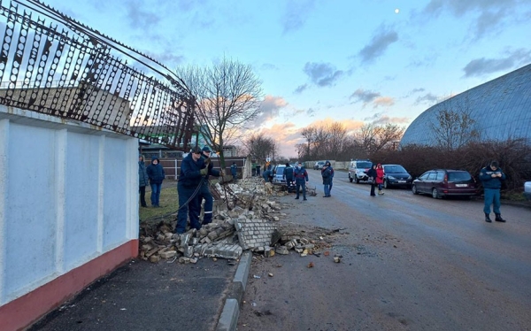 Вернут ли деньги владельцам машин, поврежденных при падении кирпичного забора в Барановичах Вернут ли деньги владельцам машин, поврежденных при падении кирпичного забора в Барановичах