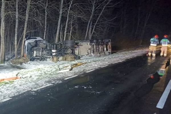В Польше опрокинулся в кювет газовоз с белорусом за рулем В Польше опрокинулся в кювет газовоз с белорусом за рулем