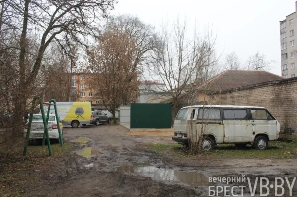 Жители домов на К.Маркса в Бресте просят привести в порядок их двор Жители домов на К.Маркса в Бресте просят привести в порядок их двор