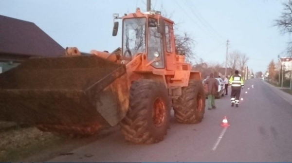 В Кобринском районе в аг. Дивин погрузчик насмерть сбил мужчину