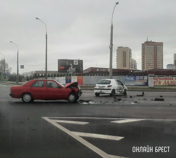 В Бресте на Варшавке возле Еврика серьёзно столкнулись автомобили
В Бресте на Варшавке возле Еврика серьёзно столкнулись автомобили