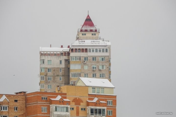 «Хотели снести, но все еще стоит». Как поживает коттедж на крыше минской многоэтажки «Хотели снести, но все еще стоит». Как поживает коттедж на крыше минской многоэтажки