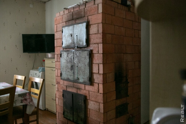 «Летом здесь гул — как на аэродроме». Семья переехала из столицы в старый дом в глухой деревне — и не жалеет «Летом здесь гул — как на аэродроме». Семья переехала из столицы в старый дом в глухой деревне — и не жалеет