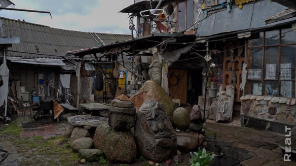 «Стены обшиты картонными ящиками от холодильника». Белорус построил дом из мусора и показал, как он устроен «Стены обшиты картонными ящиками от холодильника». Белорус построил дом из мусора и показал, как он устроен