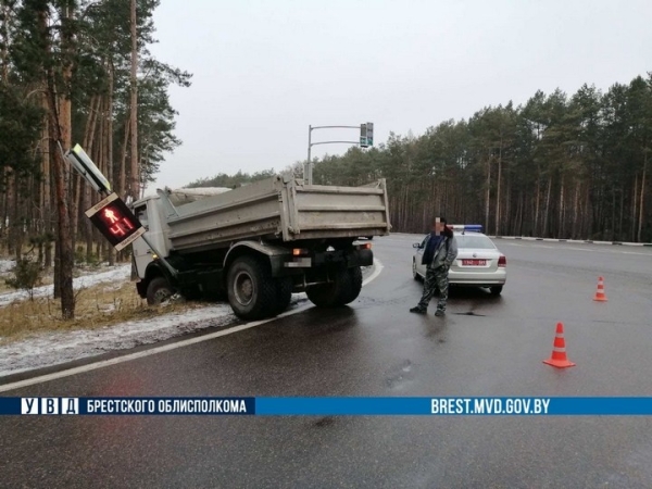 На выезде из Бреста водитель грузовика сбил светофор На выезде из Бреста водитель грузовика сбил светофор
