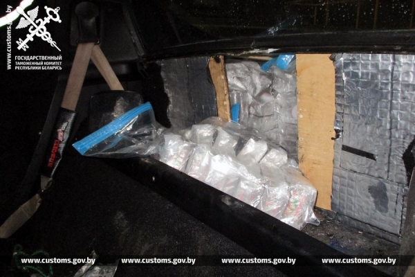 На границе с Литвой задержали Chevrolet Corvette 1976 года выпуска. Причина – 73 кг гашиша за фальшстенкой На границе с Литвой задержали Chevrolet Corvette 1976 года выпуска. Причина – 73 кг гашиша за фальшстенкой