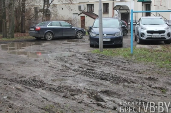 Жители домов на К.Маркса в Бресте просят привести в порядок их двор Жители домов на К.Маркса в Бресте просят привести в порядок их двор