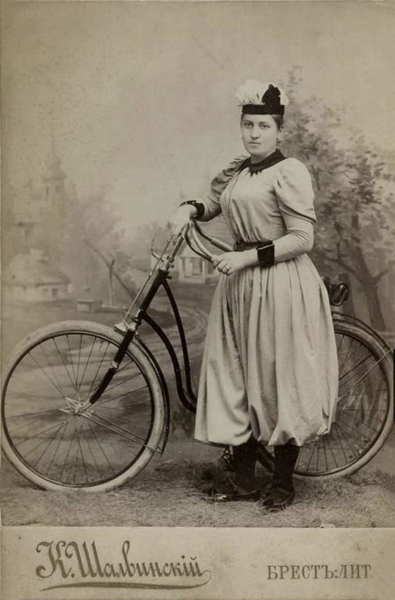 
                Барышня из Бреста в костюме для велосипедной езды, 1890-е гг.
            
