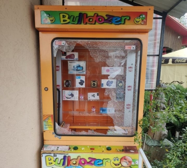 В Барановичах пьяный посетитель «дал в табло» игровому автомату В Барановичах пьяный посетитель «дал в табло» игровому автомату