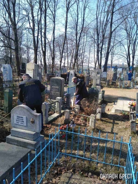 В Бресте приводят в порядок кладбища В Бресте приводят в порядок кладбища