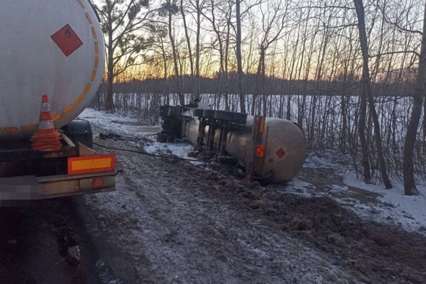В Польше опрокинулся в кювет газовоз с белорусом за рулем В Польше опрокинулся в кювет газовоз с белорусом за рулем