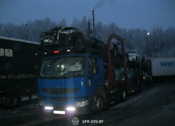 Белорус вез из Литвы автомобили на лафете. О колбах со странным веществом не знал. Но отвечать придется