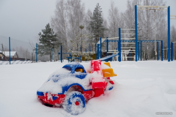 «Смотрели как на чудака, а потом присоединились». Жители Колодищей сами сделали лыжную горку и каток «Смотрели как на чудака, а потом присоединились». Жители Колодищей сами сделали лыжную горку и каток