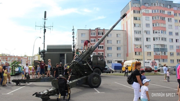 Читатель: Сегодня в Бресте на Махновича была выставка военной техники
Читатель: Сегодня в Бресте на Махновича была выставка военной техники