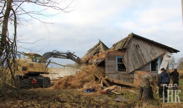 Как идет снос пустующих домов в деревнях Каменецкого района Как идет снос пустующих домов в деревнях Каменецкого района