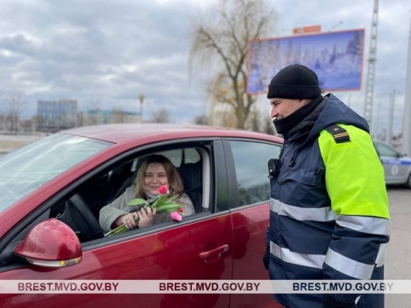 В Бресте инспекторы ГАИ останавливали автомобили с женщинами за рулем, чтобы подарить милым дамам тюльпаны В Бресте инспекторы ГАИ останавливали автомобили с женщинами за рулем, чтобы подарить милым дамам тюльпаны