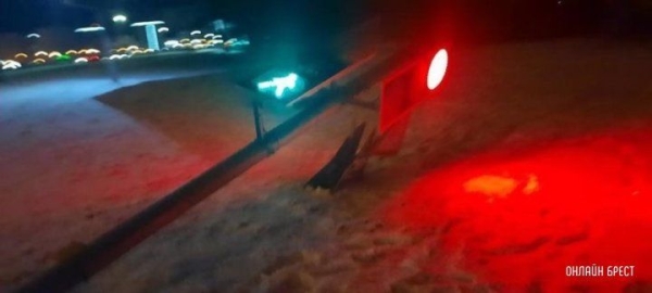 Читатель: Очередной светофор лежит в Бресте. Недалеко от большого Евроопта
             
                Читатель: Очередной светофор лежит в Бресте. Недалеко от большого Евроопта