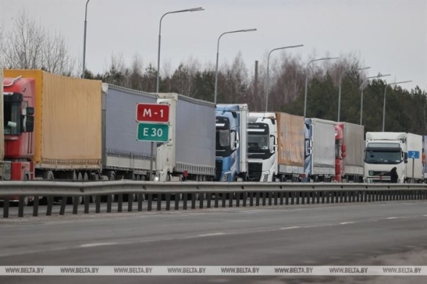 Более 600 грузовиков стоят в очереди на выезд перед пунктом пропуска «Козловичи» Более 600 грузовиков стоят в очереди на выезд перед пунктом пропуска «Козловичи»