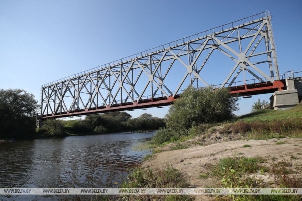 Жизнь достойна блокбастера. Под Пинском установили мемориальную доску борцу за воссоединение Беларуси Жизнь достойна блокбастера. Под Пинском установили мемориальную доску борцу за воссоединение Беларуси