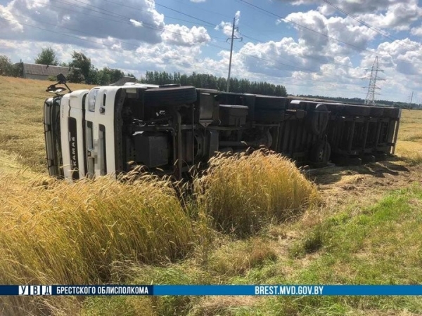 Фура перевернулась в Брестской области