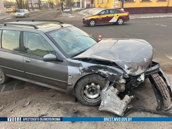 Две легковушки столкнулись на оживленном перекрестке в Барановичах, одна из них влетела в опору светофорного объекта Две легковушки столкнулись на оживленном перекрестке в Барановичах, одна из них влетела в опору светофорного объекта