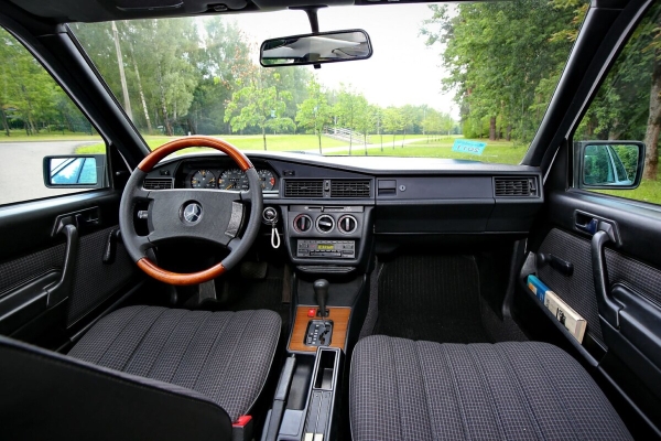 По прозвищу Baby-Benz. Показываем идеально сохранившийся Mercedes W201