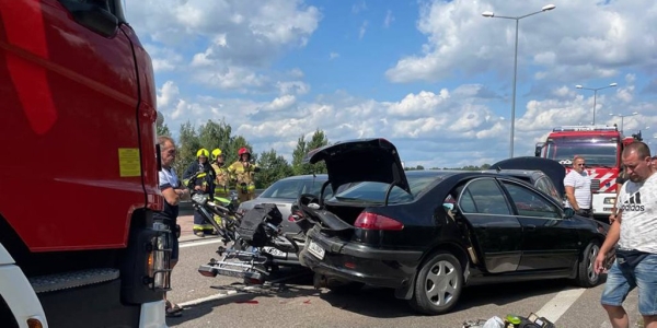 Очевидец: автомобиль с польскими номерами протаранил очередь на границе Очевидец: автомобиль с польскими номерами протаранил очередь на границе
