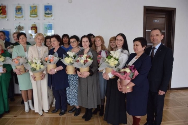 В горисполкоме чествовали женщин с наступающим 8 марта В горисполкоме чествовали женщин с наступающим 8 марта