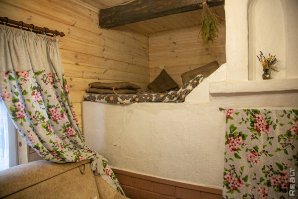 Девушка уехала из столицы в деревню в Березовском районе и нашла себе там дело — ремонтирует дом прадеда. И вот что у нее получилось Девушка уехала из столицы в деревню в Березовском районе и нашла себе там дело — ремонтирует дом прадеда. И вот что у нее получилось