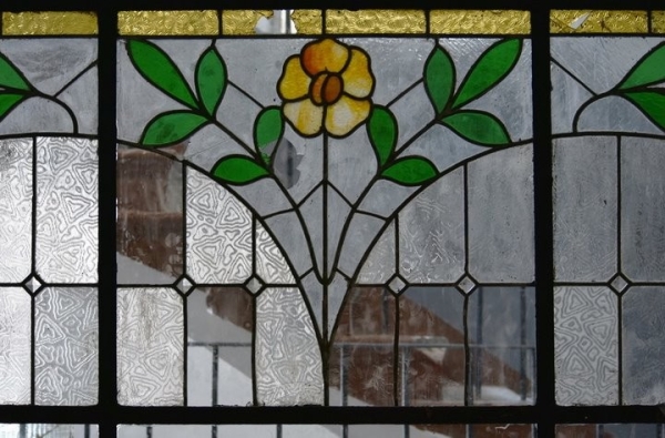 Жители подъезда сняли со стен старую советскую краску и обнаружили удивительную красоту Жители подъезда сняли со стен старую советскую краску и обнаружили удивительную красоту