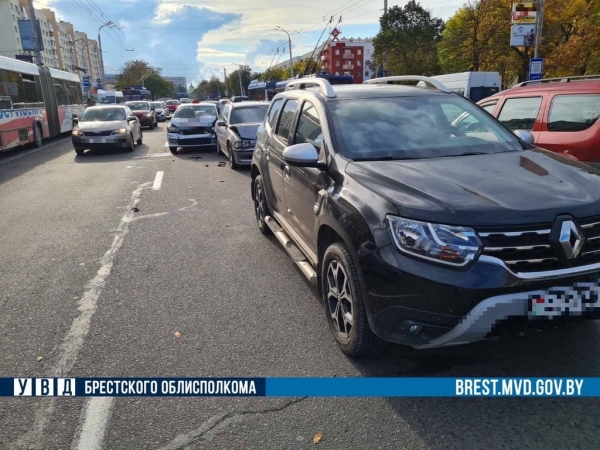 В Бресте столкнулись такси, «БМВ» и «Рено» В Бресте столкнулись такси, «БМВ» и «Рено»