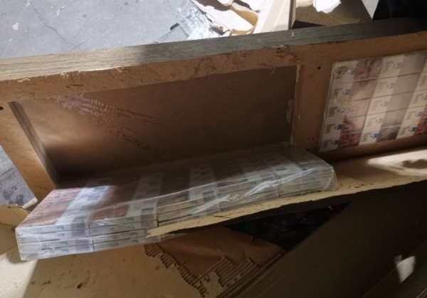 Уже как неделю из белорусской фуры извлекают сигареты. Литовцы предполагают, что в грузовике контрабанды на 2 000 000 евро Уже как неделю из белорусской фуры извлекают сигареты. Литовцы предполагают, что в грузовике контрабанды на 2 000 000 евро