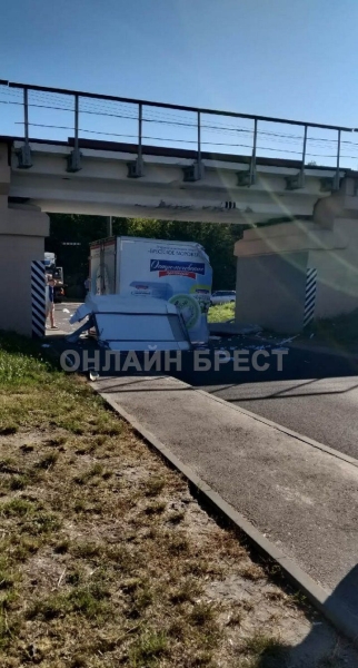Читатель: Необычное ДТП произошло в Бресте на ул. Шевченко. Грузовик не смог проехать под мостом
Читатель: Необычное ДТП произошло в Бресте на ул. Шевченко. Грузовик не смог проехать под мостом