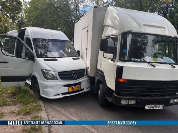 В Бресте грузовик «подрезал» маршрутку В Бресте грузовик «подрезал» маршрутку