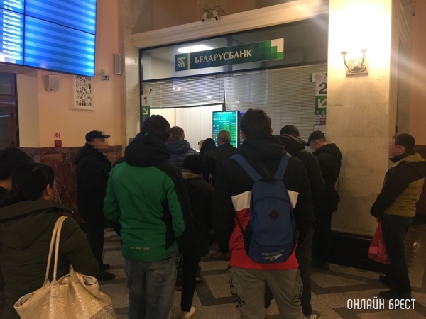 Белорусы впервые за 9 месяцев больше покупали валюту, чем продавали Белорусы впервые за 9 месяцев больше покупали валюту, чем продавали