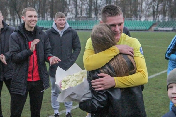 Предложение прямо на поле: чем закончилась футбольная история любви? Предложение прямо на поле: чем закончилась футбольная история любви?