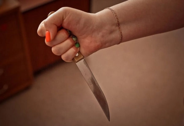 Упал на нож сам? В Беларуси женщина зарезала мужчину, а выдала все за несчастный случай Упал на нож сам? В Беларуси женщина зарезала мужчину, а выдала все за несчастный случай